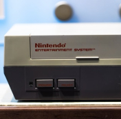 console cinza do nintendo nes